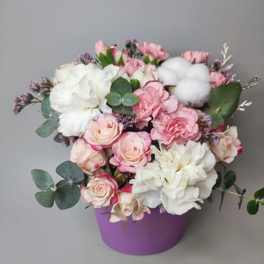 Цветы в лавандовой коробке с белым диантусом, хлопком и кустовой розовой