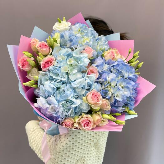Букет из голубых Гортензий ,кустовых Роз и Эустомы