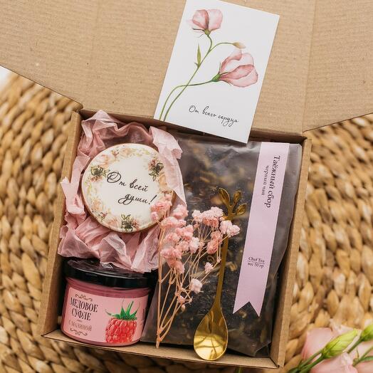 A gift to mom, girlfriend, colleague with tea and honey "with all my heart"