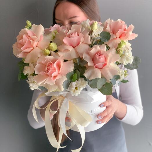 Розовые французские розы в коробке