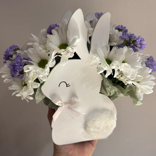 Кролик с хризантемой