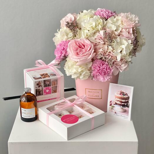 Gift set: composition with pionivate rose, Belgian chocolate, diffuser 50 ml and postcard | Bouquet 53 Bottega Dei Fiori