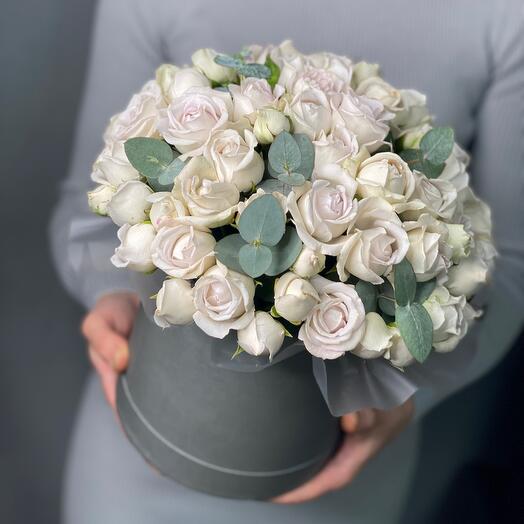 Розы в коробке с ароматным эвкалиптом