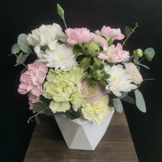 Цветочная композиция с диантусами, хризантемой и эвкалиптом в кашпо ручной работы