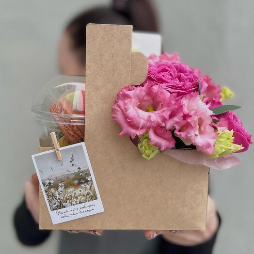 Подарочный набор с пирожными макарон и цветочной композицией