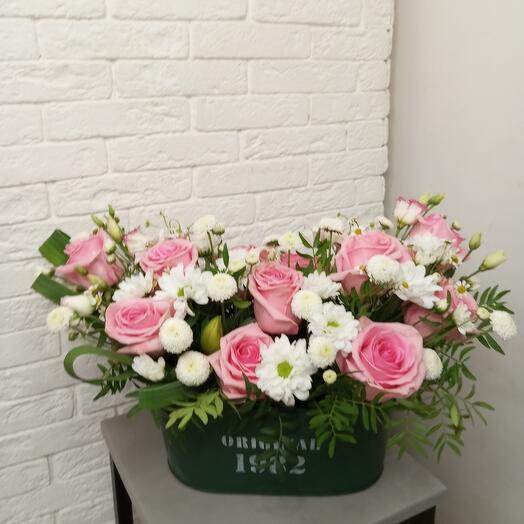 Букет из роз и кустовой хризантемы