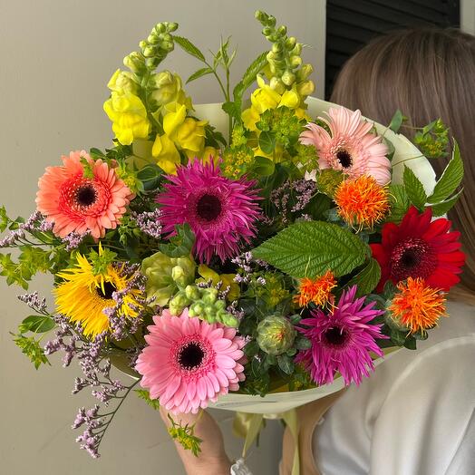 Садовые цветы в букете «Калейдоскоп»