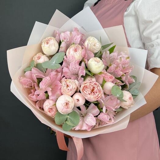 Bouquet of roses. Bush roses Mansfield Park and Pink Alstromeria
