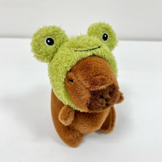 Мягкая игрушка Капибара в шапочке лягушонка