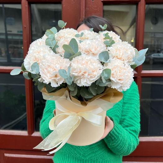 Композиция из кремовых диантусов в коробке