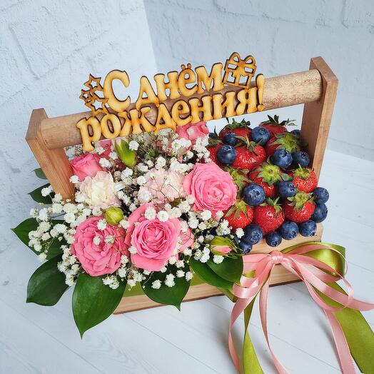 Подарочный набор с клубникой и цветами / клубника и цветы