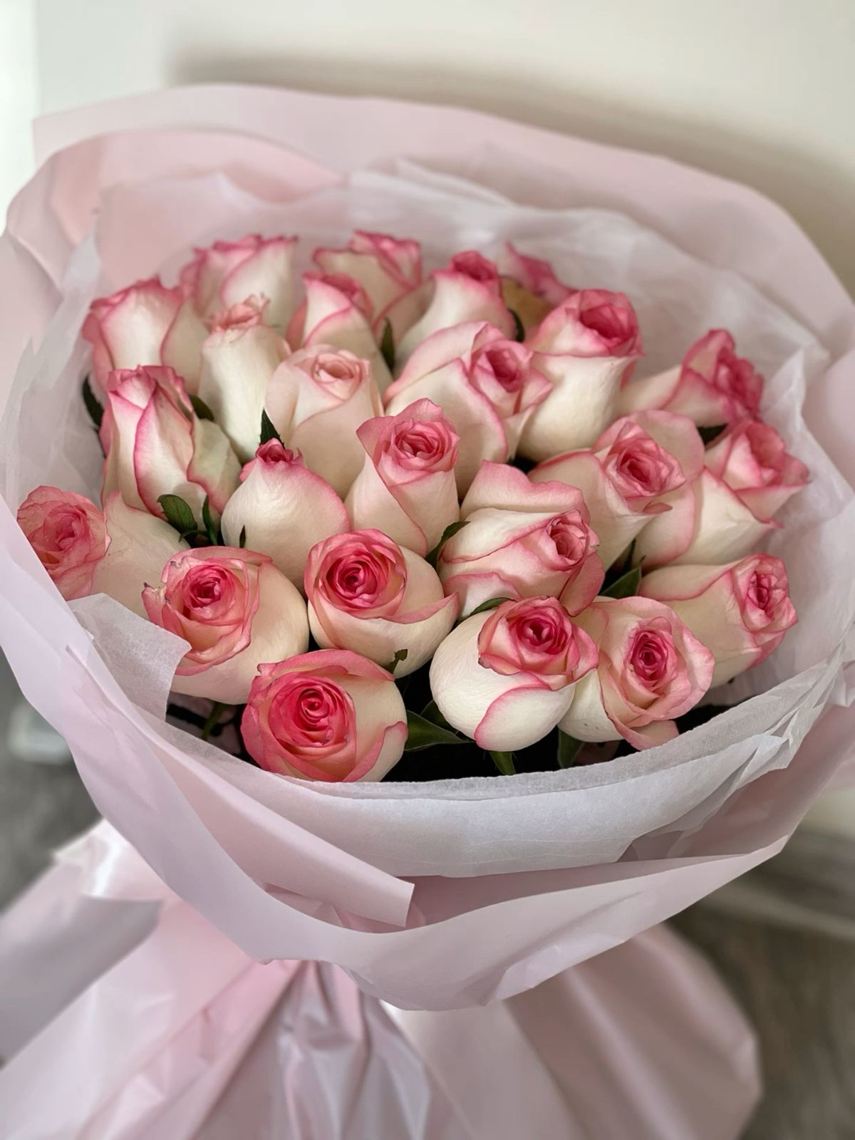 11 розовых роз