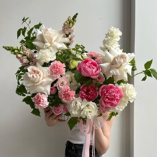 Авторская нежная корзина с ароматной Вайт Охарой, пионами Салмон и листьями малины