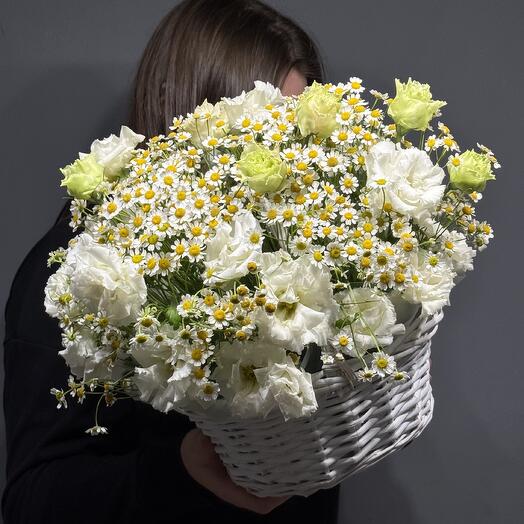 Composition in a basket with daisies 224