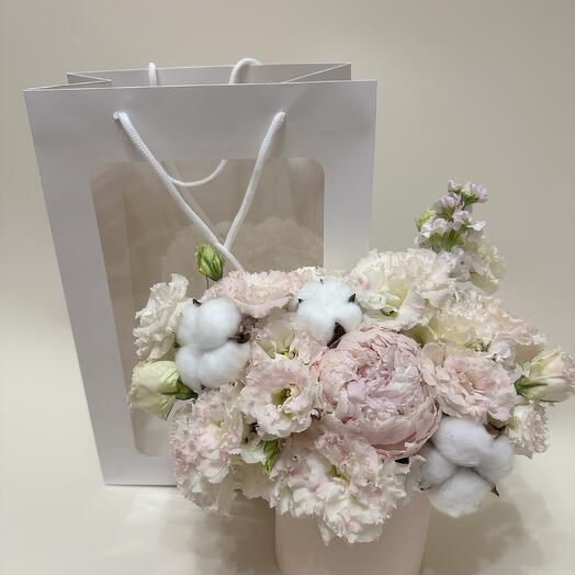 Композиция в шляпной коробке с пионом в подарочном пакете