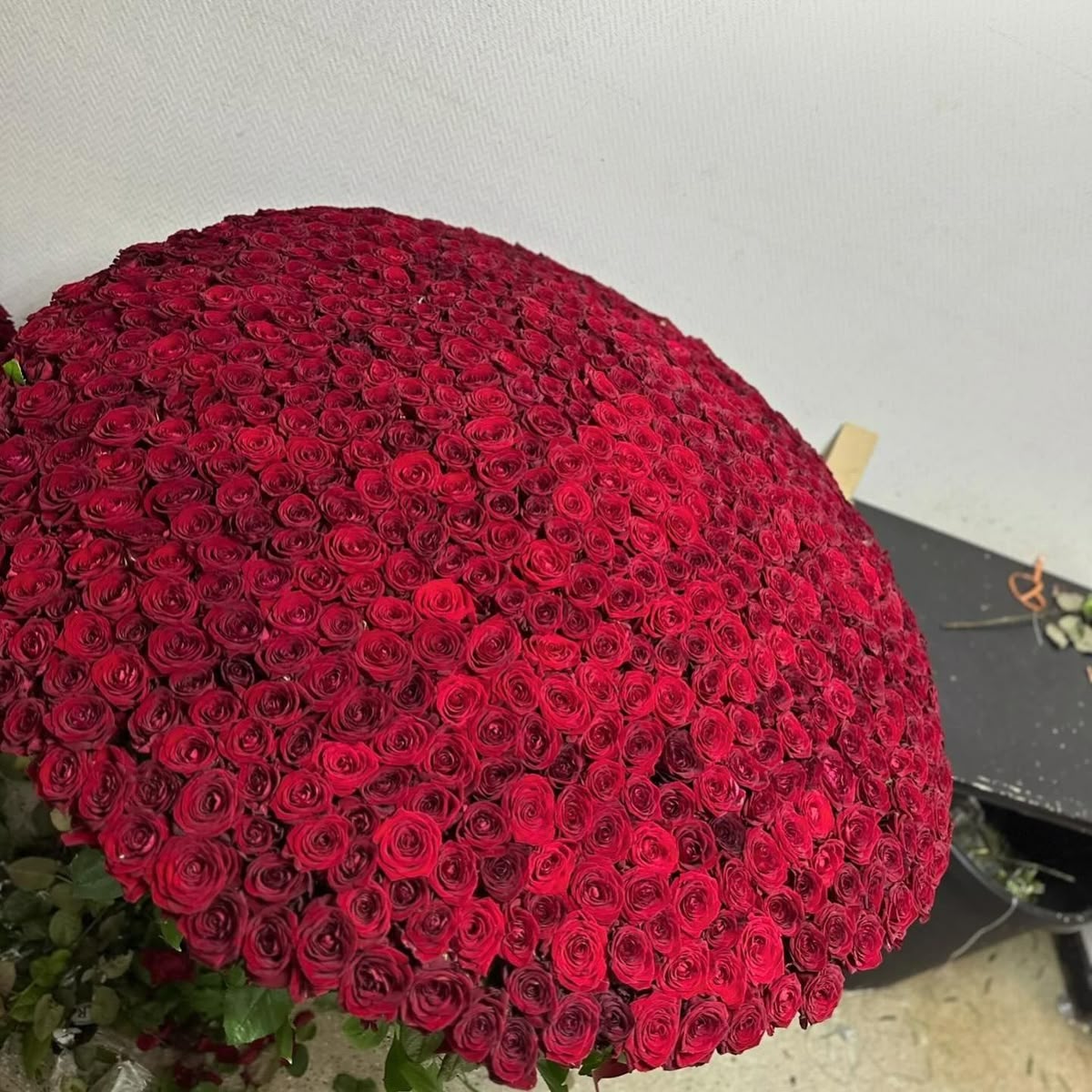 Букет из 1001 розы для роскошного сюрприза 🌹