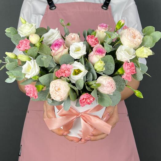 Цветы в коробке. Кустовые розы Мэнсфилд Парк, розовые Розы и Эустома (S)