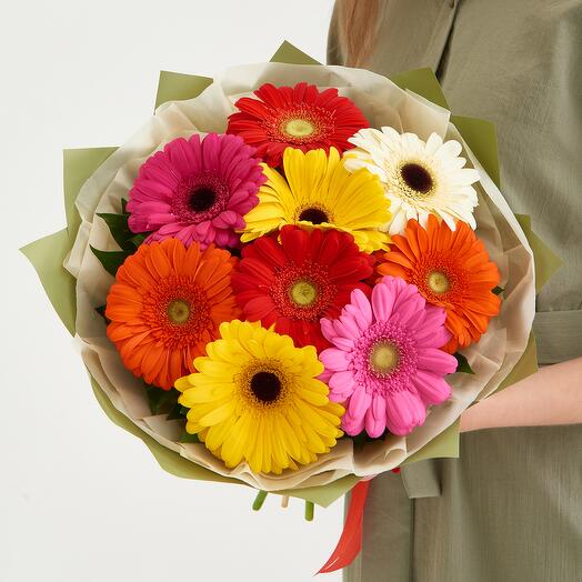 Букет из 9 разноцветных гербер в дизайнерской упаковке