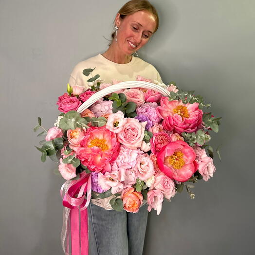 Корзина с пионами