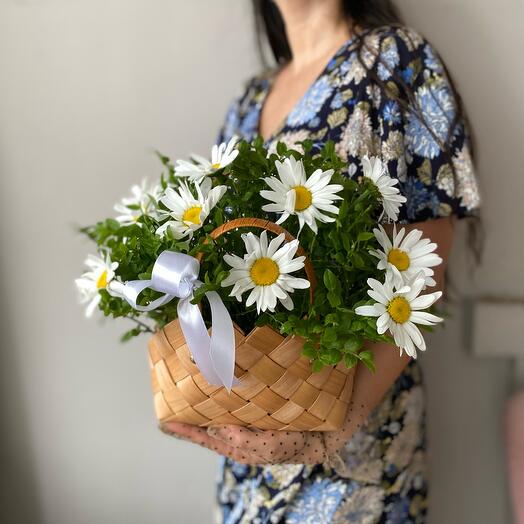 9 ромашки в корзине