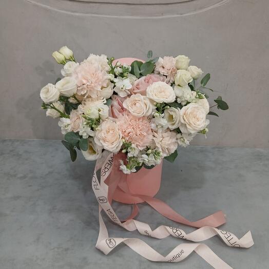 Композиция из куставых роз, эустомы, маттиола,розы и гвоздики