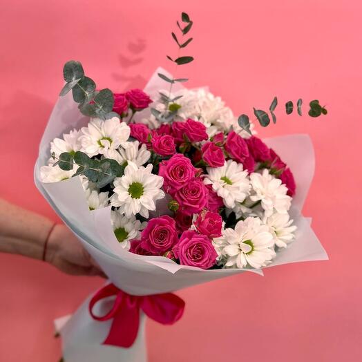 Bouquet of bush roses and daisies