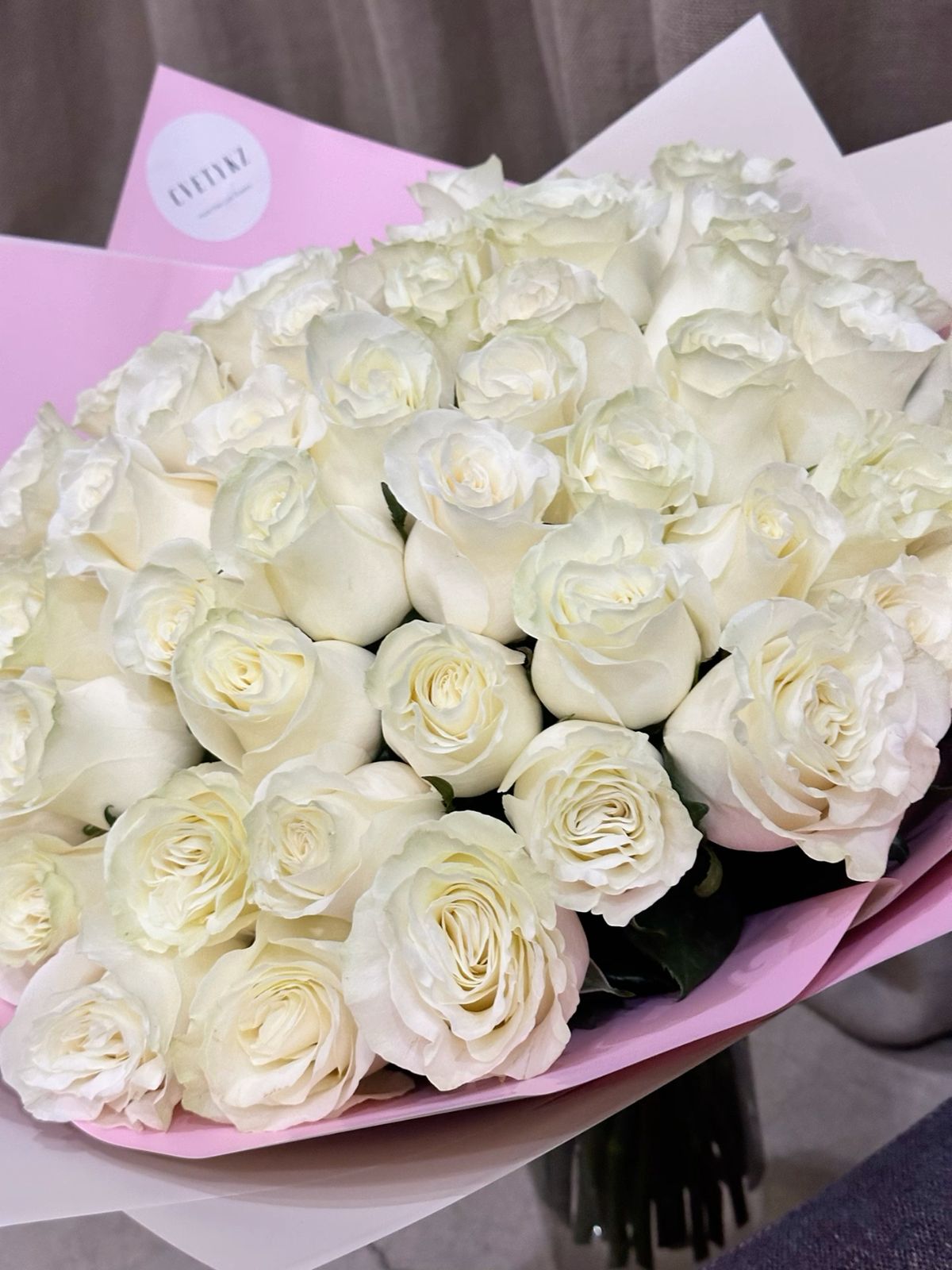 31 white roses