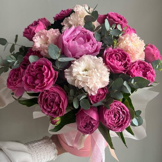 Пион, Пионовидные кустовые розы и эустома в композиции «Сиреневый сад»