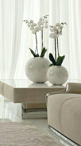 Luxurious floral accent 🌸