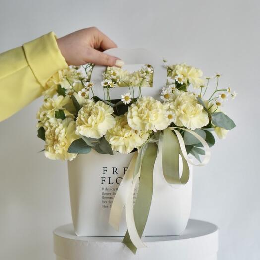 Нежная сумочка из сортовых диантусов и ромашек