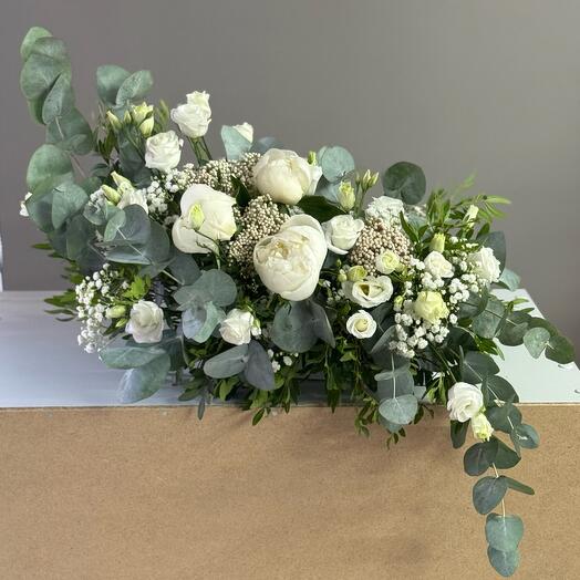 Peonies and eastoma wedding composition on the table