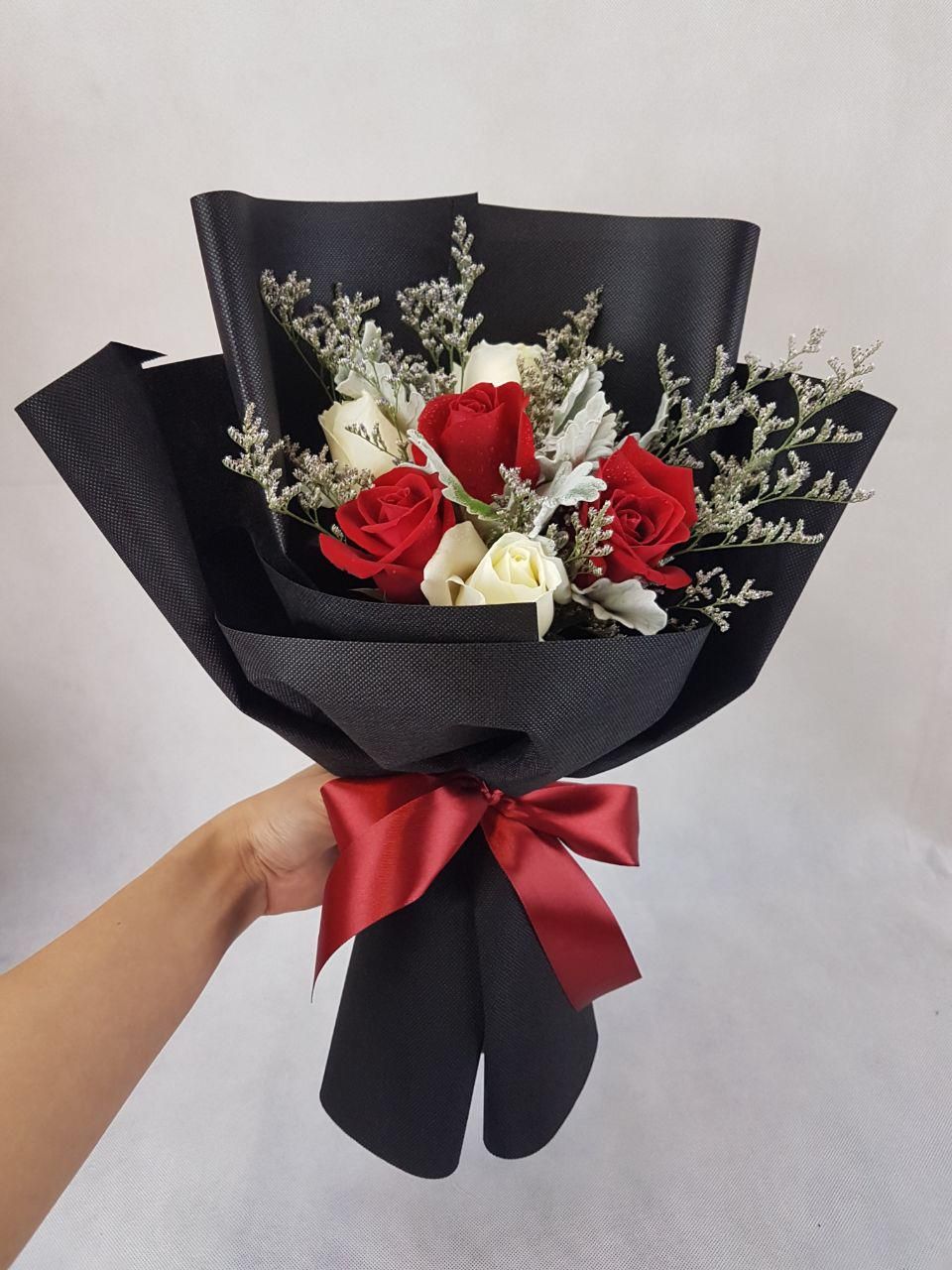 Праздничная композиция из цветов 🎉