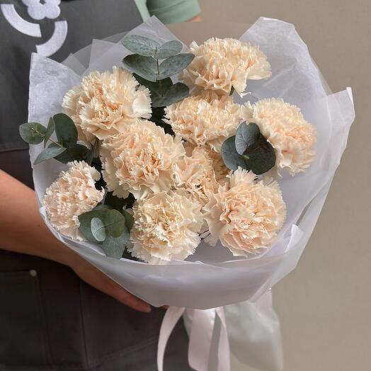 Букет из 9 кремовых диантусов с эвкалиптом