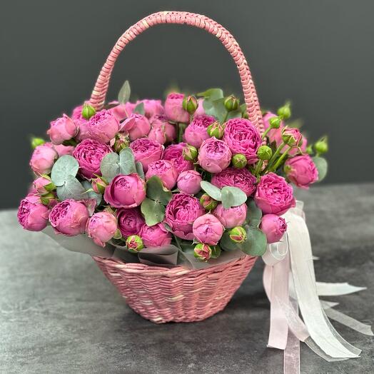 Корзина с пионовидными розами