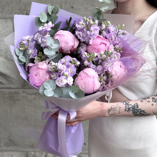 Fragrant bouquet of peonies with Mattiola "Pink S"