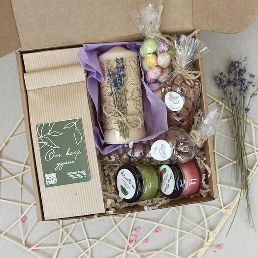 Подарочный набор с орехами, медом, чаем и свечой