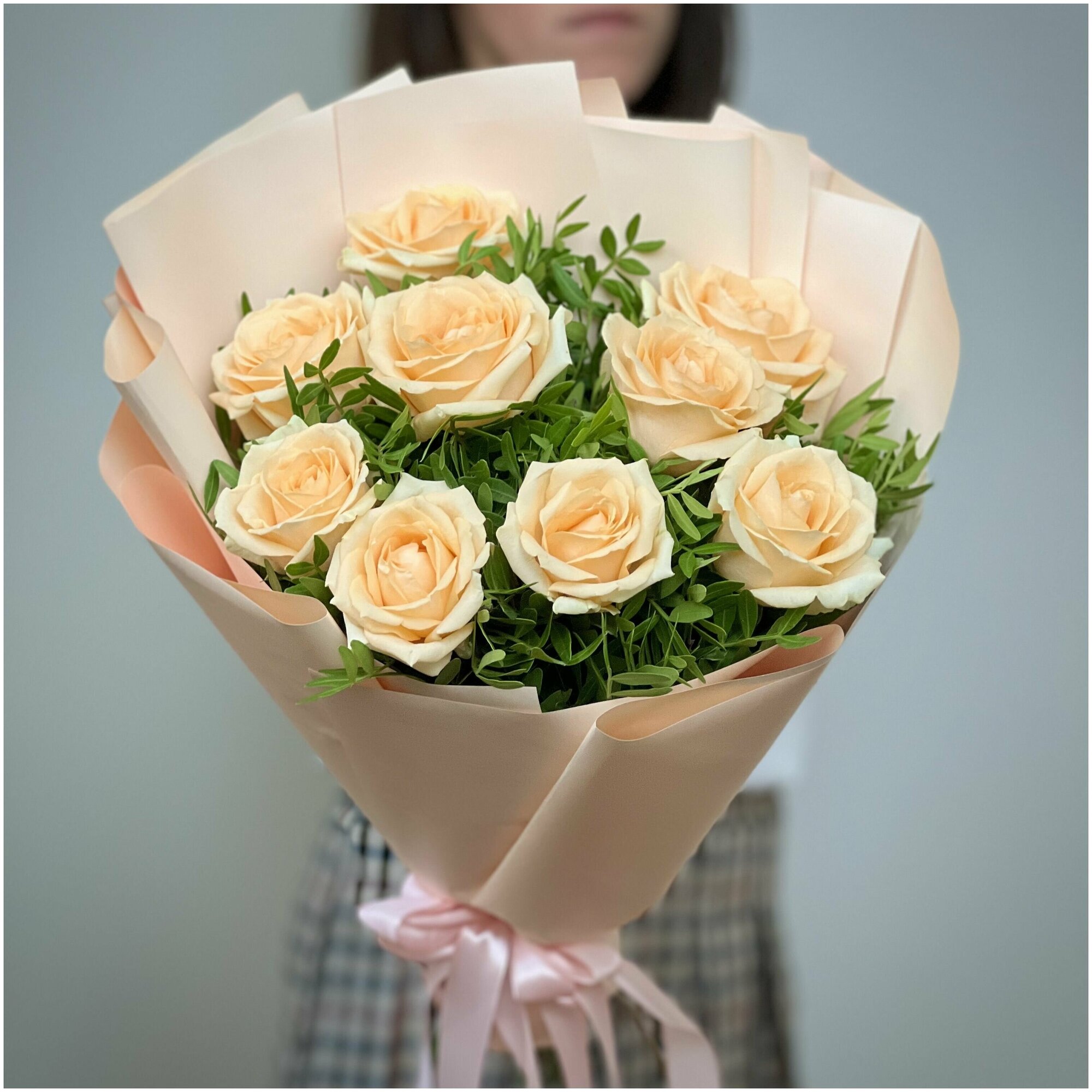 7 cream roses
