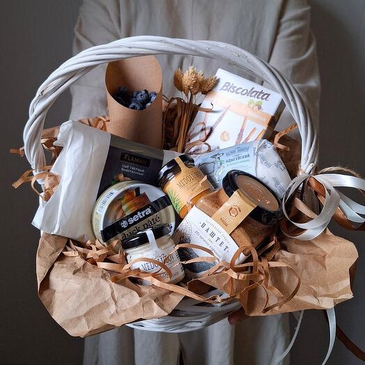 Светло-песочная подарочная продуктовая корзина. Сыр, паштет, мед и голубика