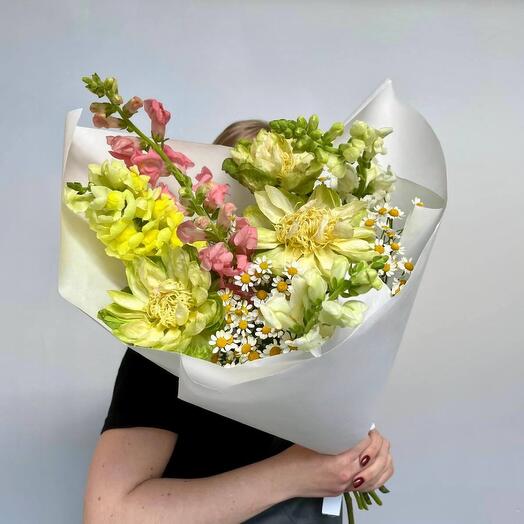 Букет из львиного зева, ромашек и роз вегги