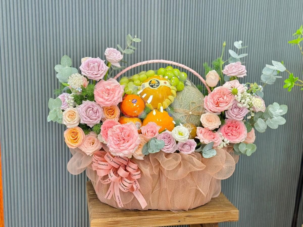 Романтичный сюрприз в корзине 💐