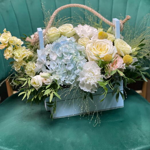 Стильный ящик с цветами