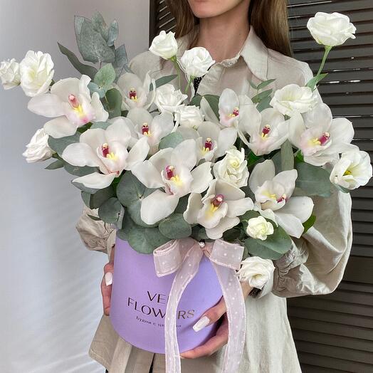 Орхидеи с эустомой и эвкалиптом в коробке