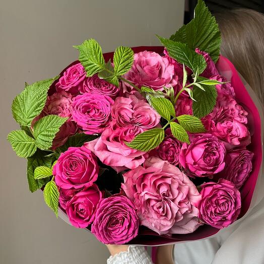 Pionivate roses and raspberry twigs 💗