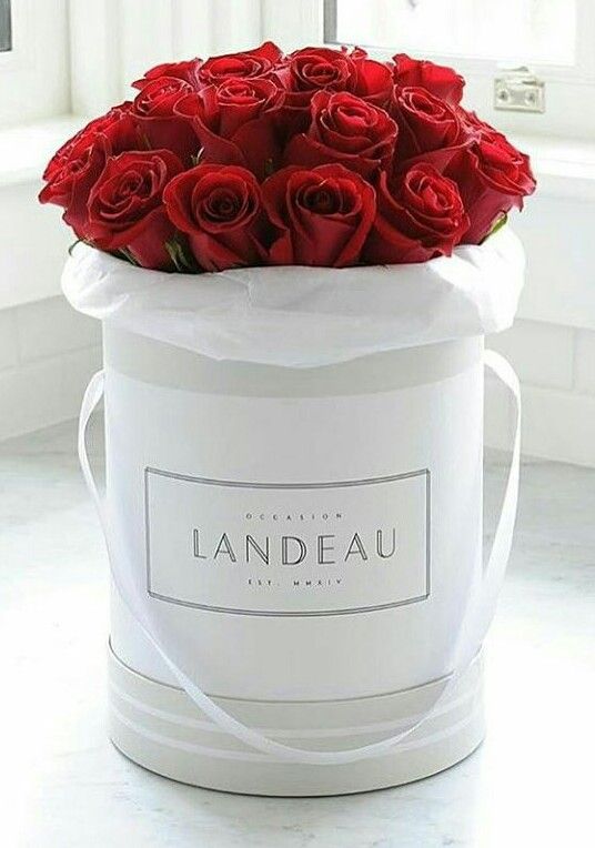 Праздничная коробка с цветами 🎉