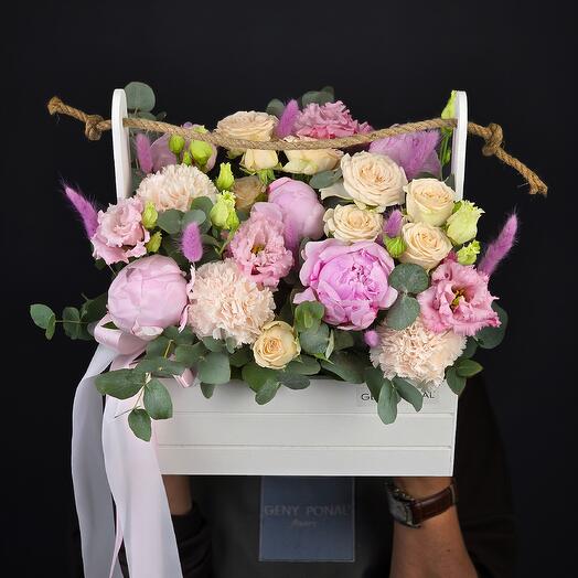 The composition "Pink Sofia ️" in a wooden box with peonies