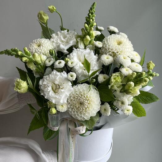 Белые георгины и антирринум 🤍 композиция в подарочной коробке