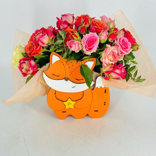 Кашпо лисенок с разноцветными кустовыми розами