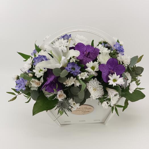 Корзина с цветами из ванды, эвкалипта, хризантем