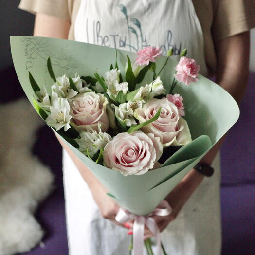 Розы и Альстромерии