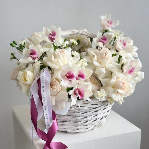 Author's flower composition "Exquisite love" from the French roses of White Okhara, with Tsimbidium orchids and bush cloves